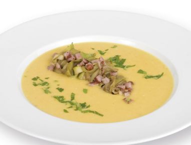 Erdäpfelsuppe mit Zucchininudeln