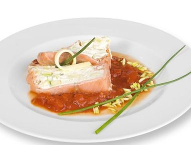 Zucchini-Lachsmousse mit Tomatensauce