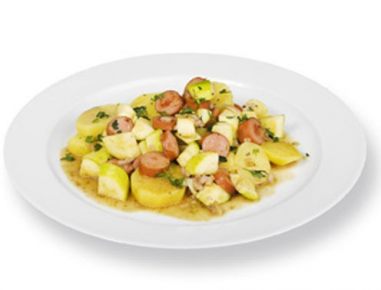 Warmer Zucchini-Erdäpfelsalat mit Frankfurter Würstel