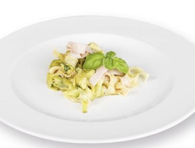 Zucchini Bandnudeln mit Putenbruststreifen