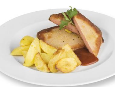 Gebackener Leberkäse mit Bratkartoffeln und Tomatensalat