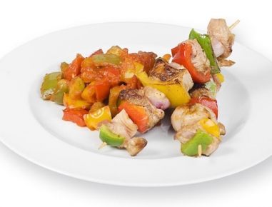 Bunter Fleischspieß mit Letschogemüse