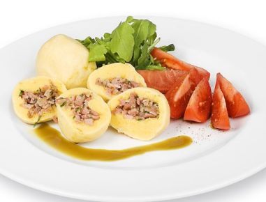 Selchfleischknödel mit Kernölsalat