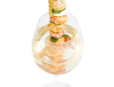 Sprudelnder Fruchtcocktail im Backteig