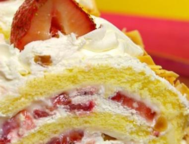 Biskuitroulade mit Erdbeeren