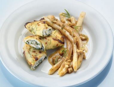 Gebratener Spargel mit Honig und Ziegenkäse-Crêpes