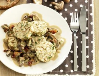 Pilzragout mit Laugenbrezel-Serviettenknödel