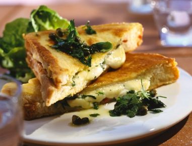Frittierte Brotscheiben mit Mozzarella