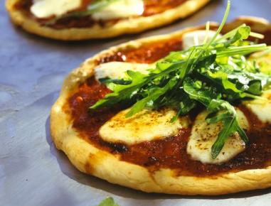 Pizza mit Mozzarella und Rucola