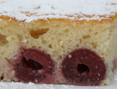 Blechkuchen mit Kirschen