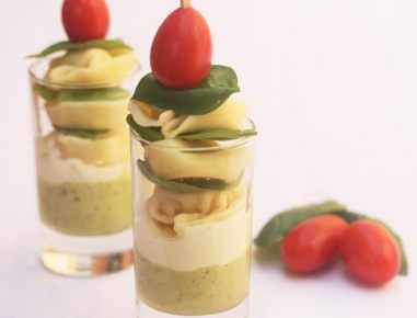 Tortellini-Spieße mit Basilikumpesto