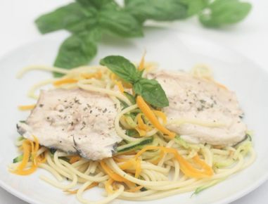 Forellenfilet auf Gemüsespaghetti