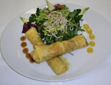 Frühlingsrolle vom Maishendl mit Rucolasalat