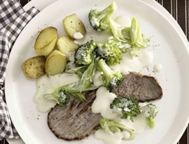 Brokkoli-Lauch-Gemüse mit Bratkartoffeln