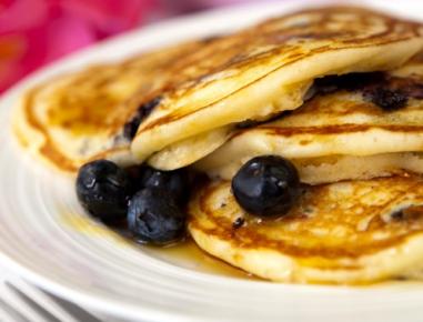 Heidelbeer-Pancakes mit Ahornsirup