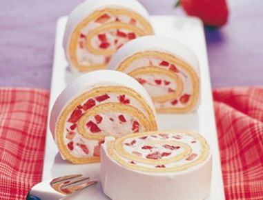 Biskuitroulade mit Erdbeercreme
