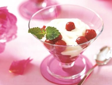 Eierlikörcreme auf Weichseln