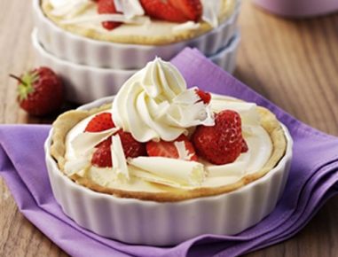 Torte mit weißer Schokoladencreme und Erdbeeren