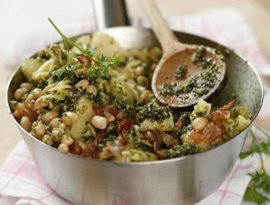 Nudelsalat mit Kürbiskernpesto