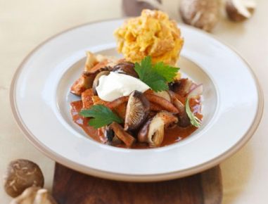 Schwammerlgulasch mit Knödel