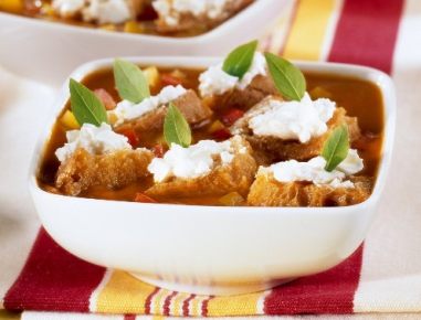 Rote Paprikasuppe mit Chavroux-Croutons