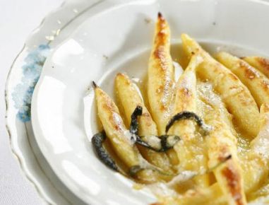 Erdäpfelnudeln mit Salbeibutter