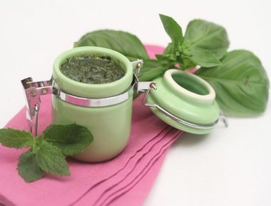 Basilikum- Minze- Pesto
