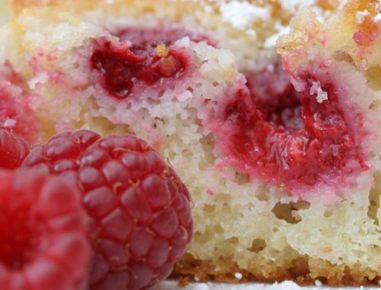 Blechkuchen mit Himbeeren
