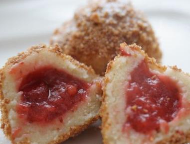 Erdbeerknödel aus Topfenteig