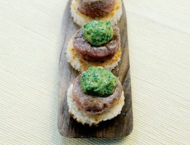 Gebratenes Rinderfilet mit Salsa Verde auf Toast