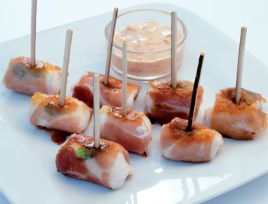 Hühnerspiesse mit Parmaschinken, Salbei und Paprikadip