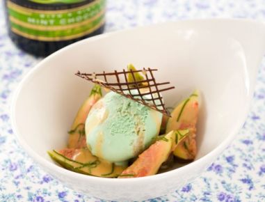 Feigen in Baileys Mint Chocolate mit Minz-Eis