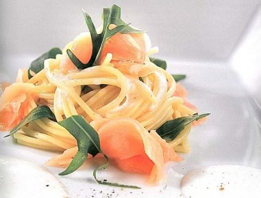 Räucherlachsspagetti mit Rucola