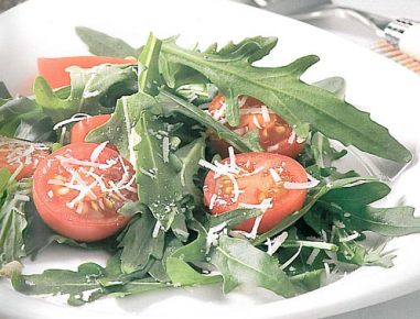 Rucola-Käse-Salat mit Tomaten und Knoblauchbaguette