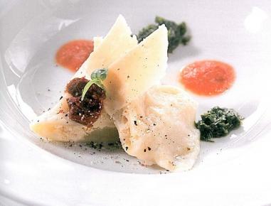Selbst gemachte Ravioli mit Pecorino Tomaten Fülle