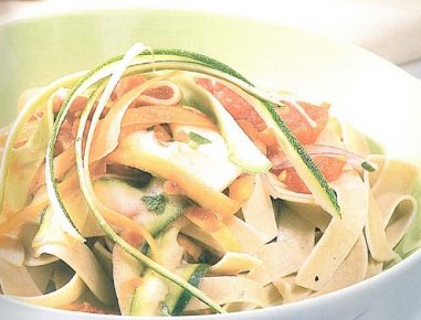 Bandnudeln mit Gemüsesugo