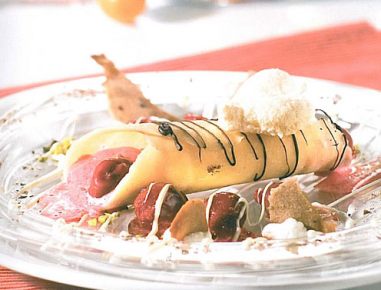 Hippenstanitzel gefüllt mit Kirsch Sauerrahm Eis