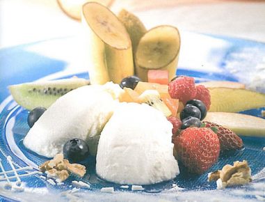 Buttermilchmousse an Fruchtsalat