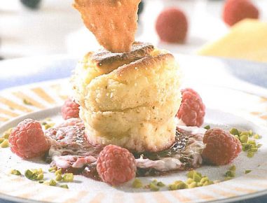 Topensoufflé auf marinierten Himbeeren