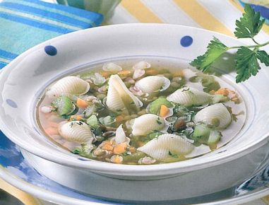 Linsensuppe mit Nudeln