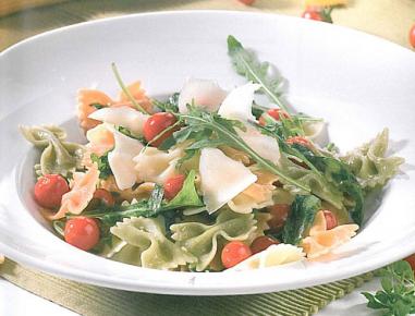 Farfalle mit Cocktailtomaten und Rucola