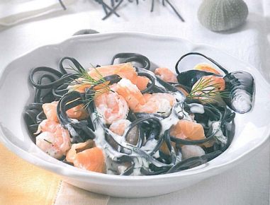 Schwarze Nudeln mit Räucherlachs Shrimps Soße