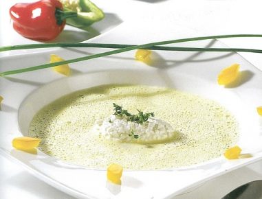 Zucchini Creme Suppe mit Käsenocken