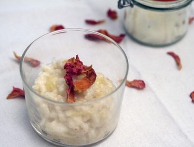 Kokosmilch-Vanillereis mit Apfel und Rosinen