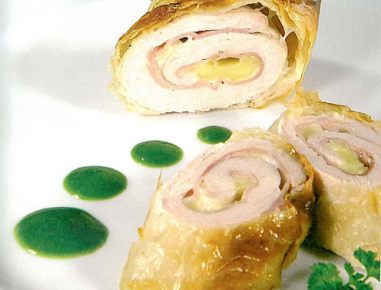 Putenröllchen im Strudelteigmantel mit Petersiliensoße