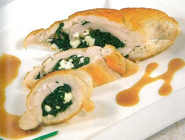Gerolltes Putenschnitzel mit Blattspinat Schafkäse Fülle