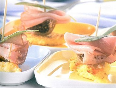 Polentaspieße mit Feigen und Lachsschinken