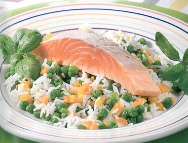 Glasig gebratener Lachs mit Gemüsereis