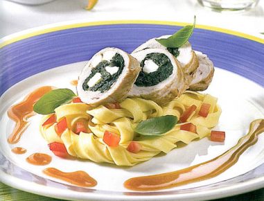 Putenroulade mit Gemüse Schafkäse Füllung