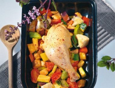 Gedämpfte Hühnerkeulen mediterran